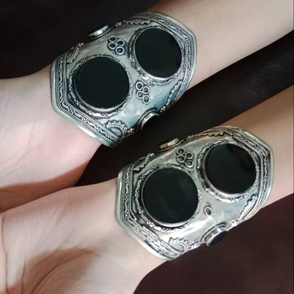 Single Afghan Black Stone Cuff Bracelet Set: Vintage Silver-Tone Boho Jewelry - Picture 13 of 15